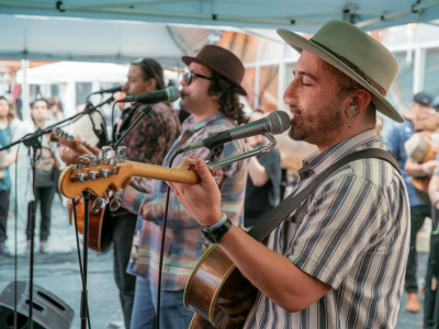 Cómo montar una microgira para una banda paisa: presupuesto, contactos y calendario realista