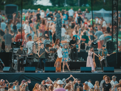 Cómo preparar una crónica sonora de una fiesta patronal para captar voces, ritmos y memorias sin intervenir el ritual